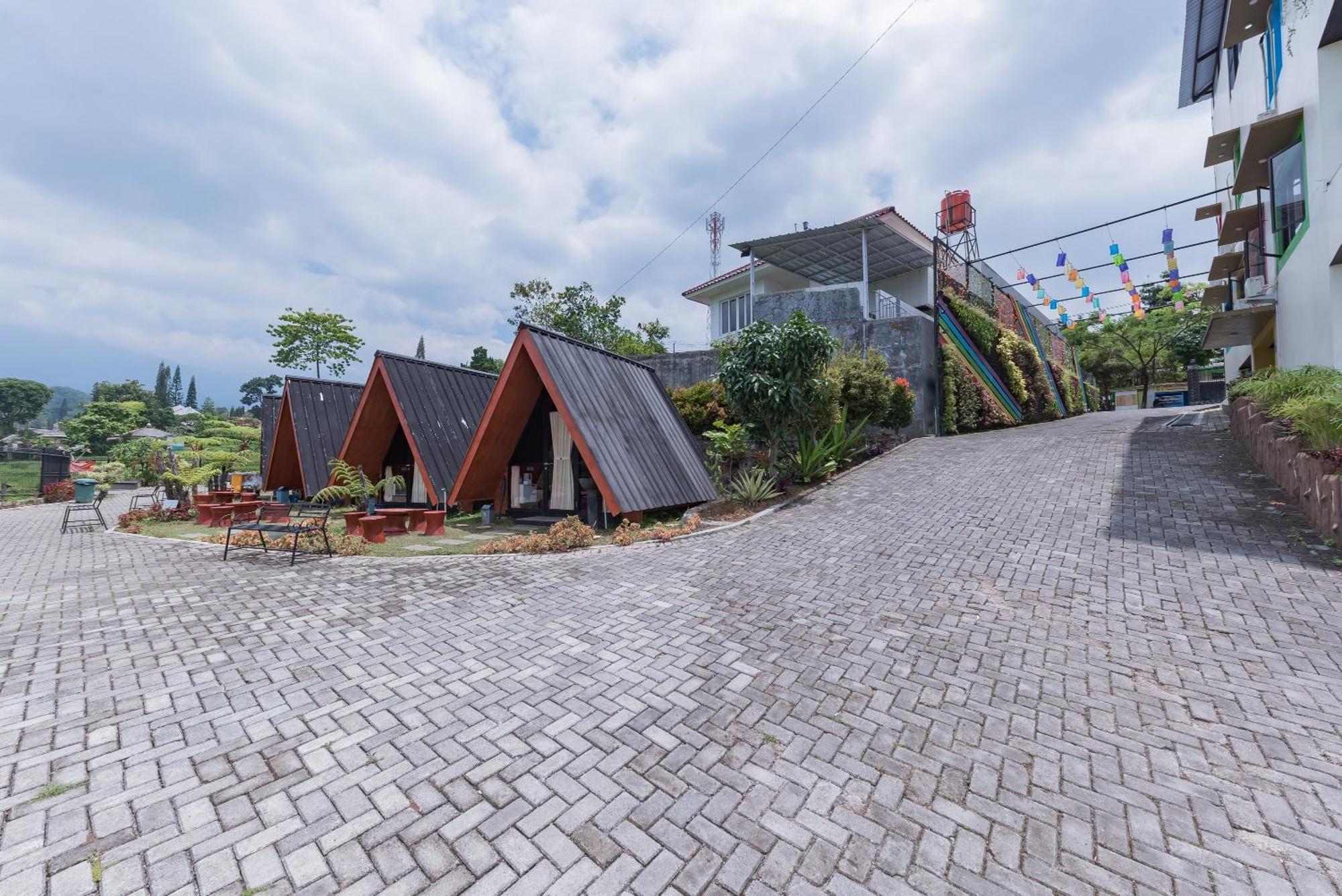 Urbanview Hotel Mamifokobo Puncak By Reddoorz Sindanglaya Exterior photo