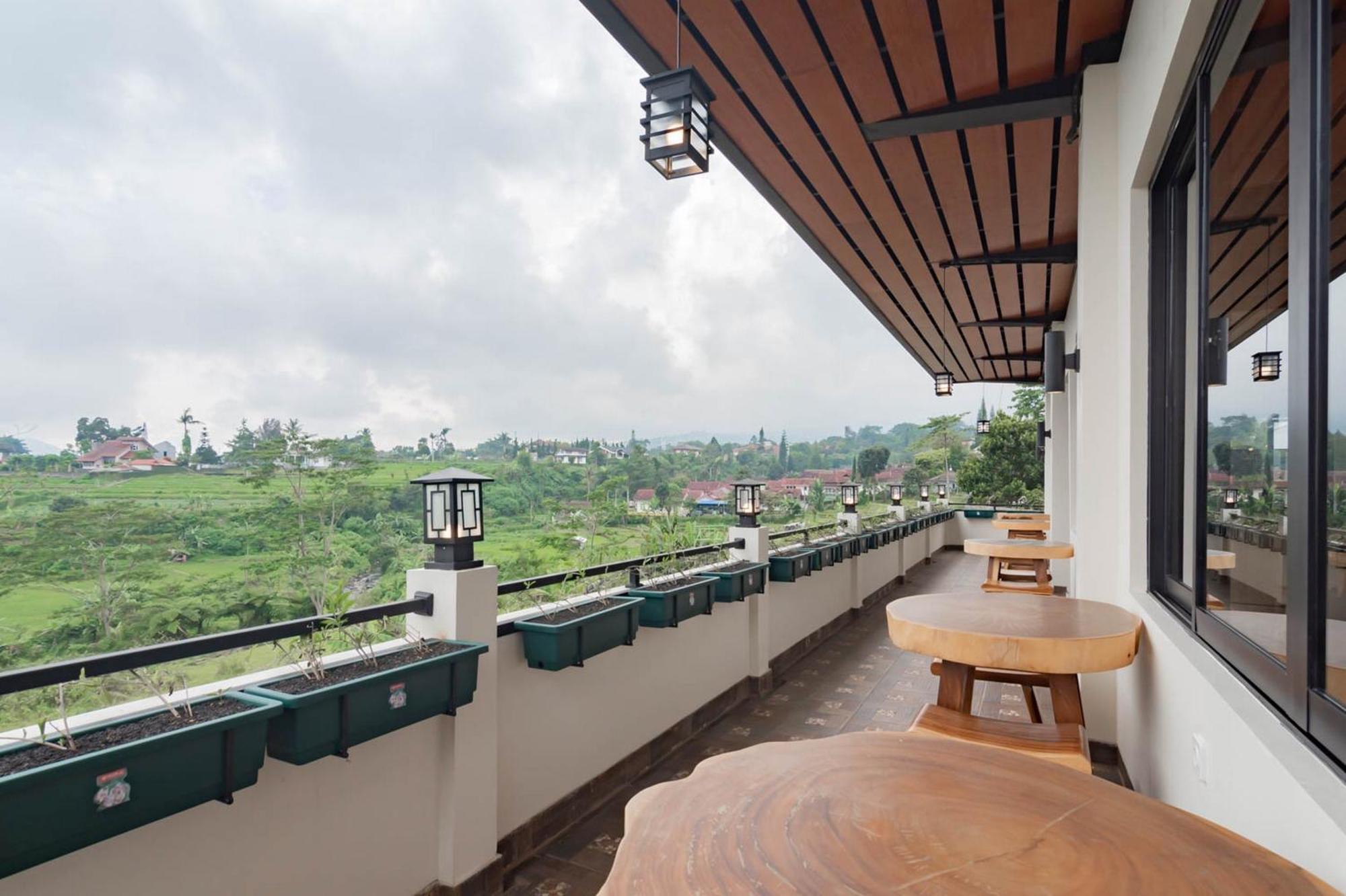 Urbanview Hotel Mamifokobo Puncak By Reddoorz Sindanglaya Exterior photo